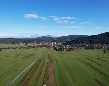 Pogled na poplavni vršaj Cerkniščice v smeri proti Cerknici, foto arhiv Zavod Jezerski hram.