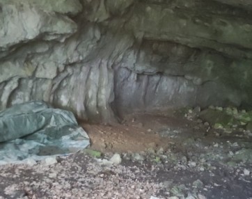 V podzemnih jamah, žal tudi odlagališča odpadkov. Foto arhiv Zavod Jezerski hram.